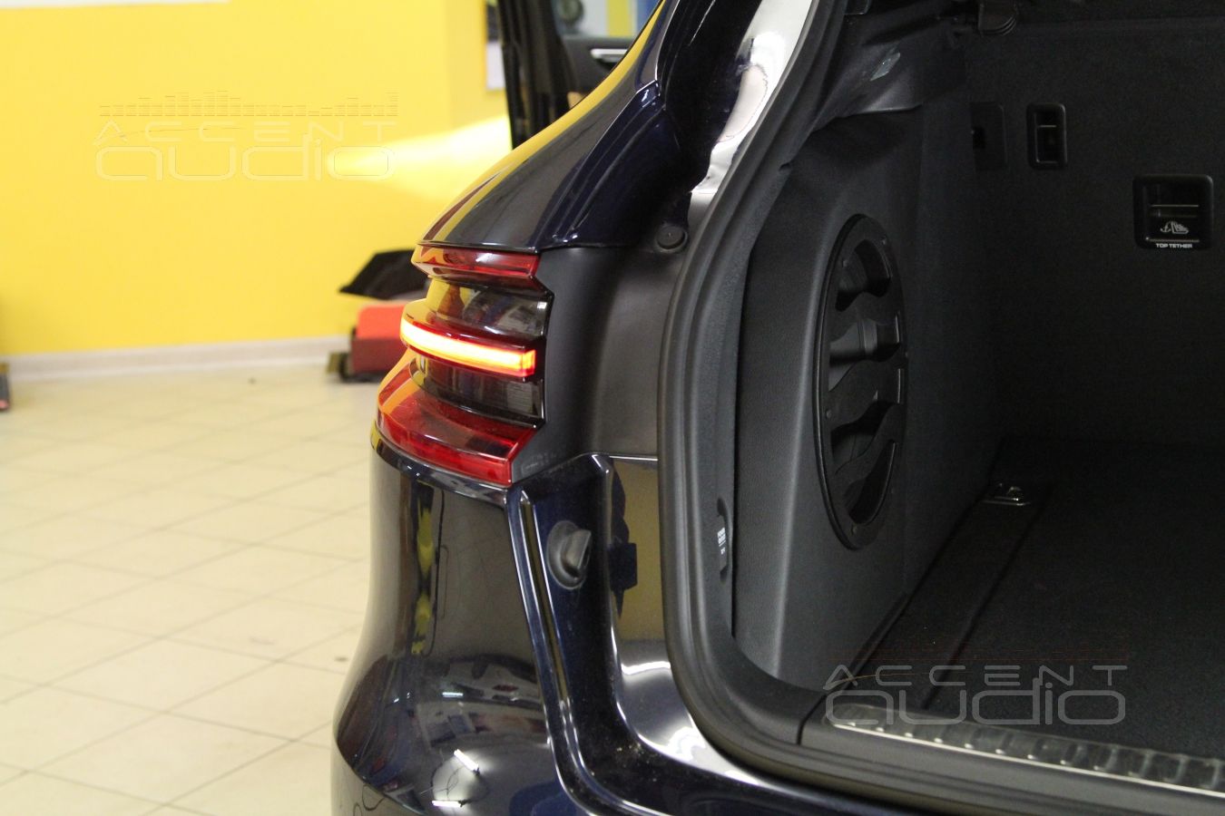 Сабвуфер в Porshe Macan