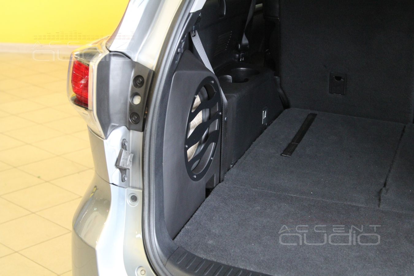 Сабвуфер-стелс в Toyota Highlander