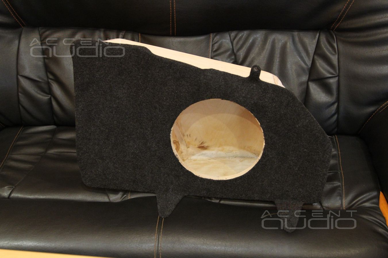 Процесс установки сабвуфера в Ford Mustang