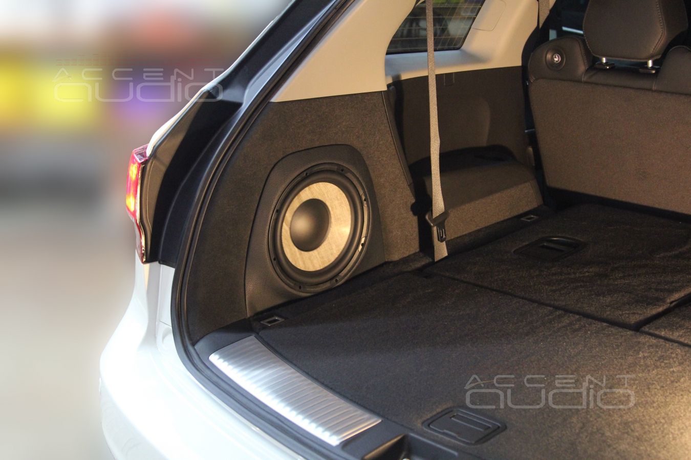 Сабвуфер Focal, встроенный в крыло Acura MDX