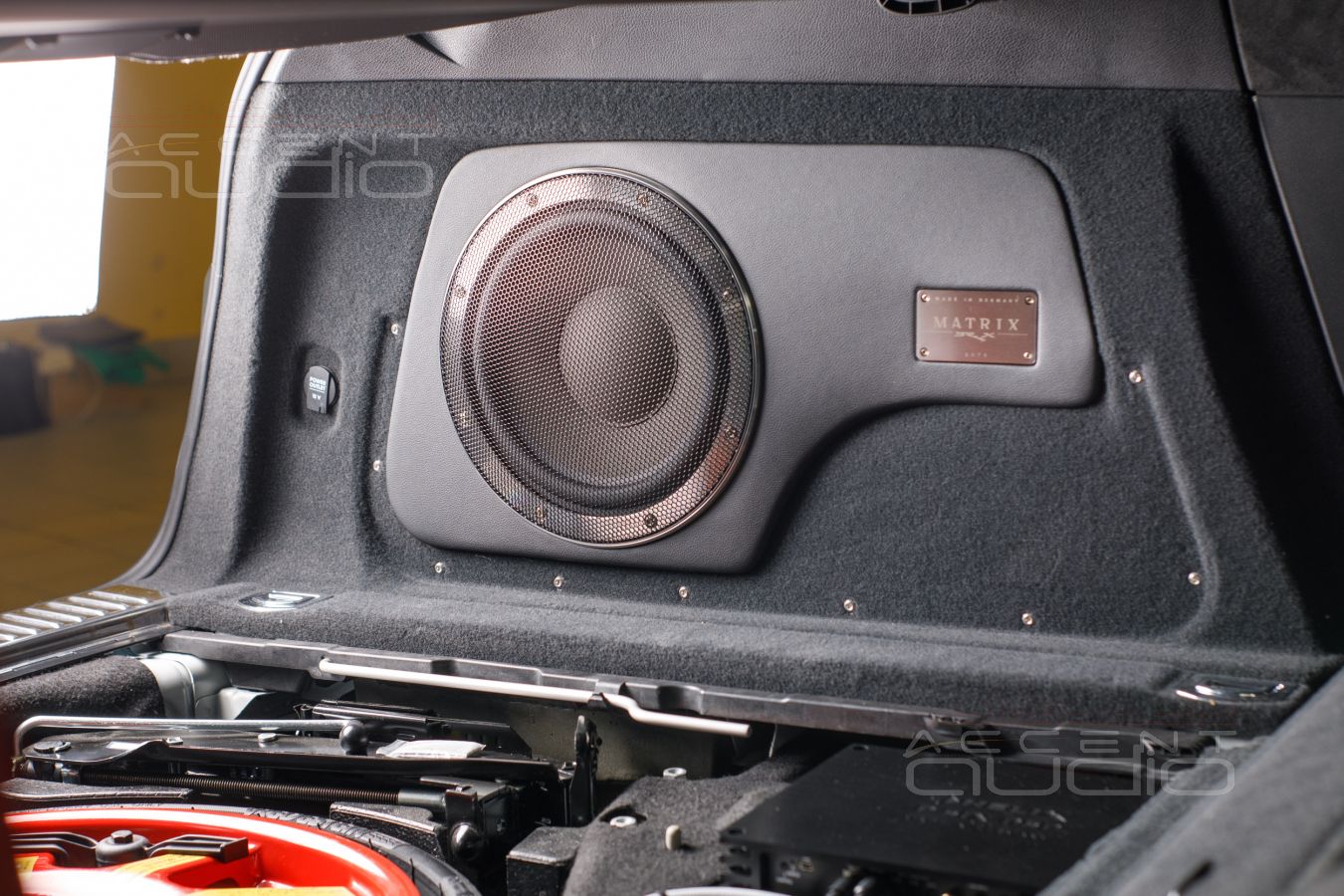 Сабвуфер-стелс для Porsche Cayenne: стильный немецкий бас