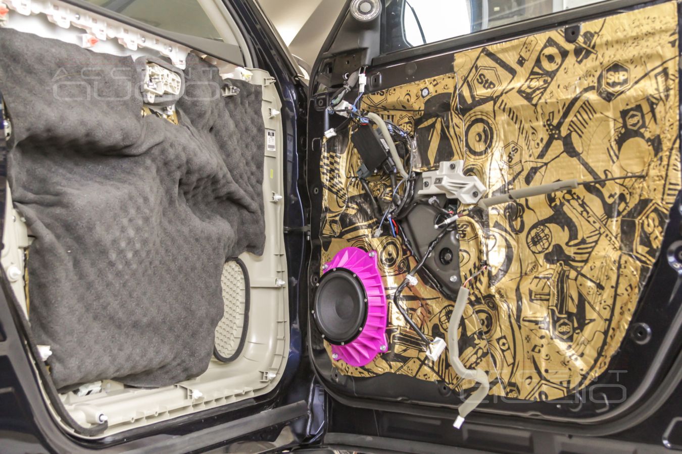 Установка акустики: аудиоподготовка дверей и установка мидбасов Brax в  Infiniti QX80
