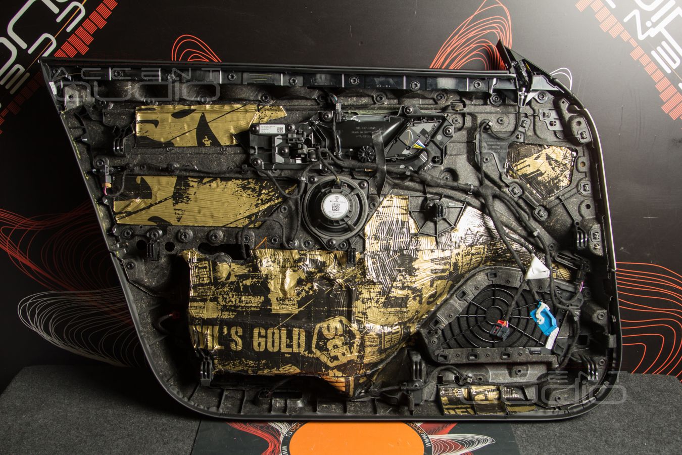 Аудиоподготовка дверей и монтаж мидбасовых динамиков Brax ML6P в Porsche Taycan