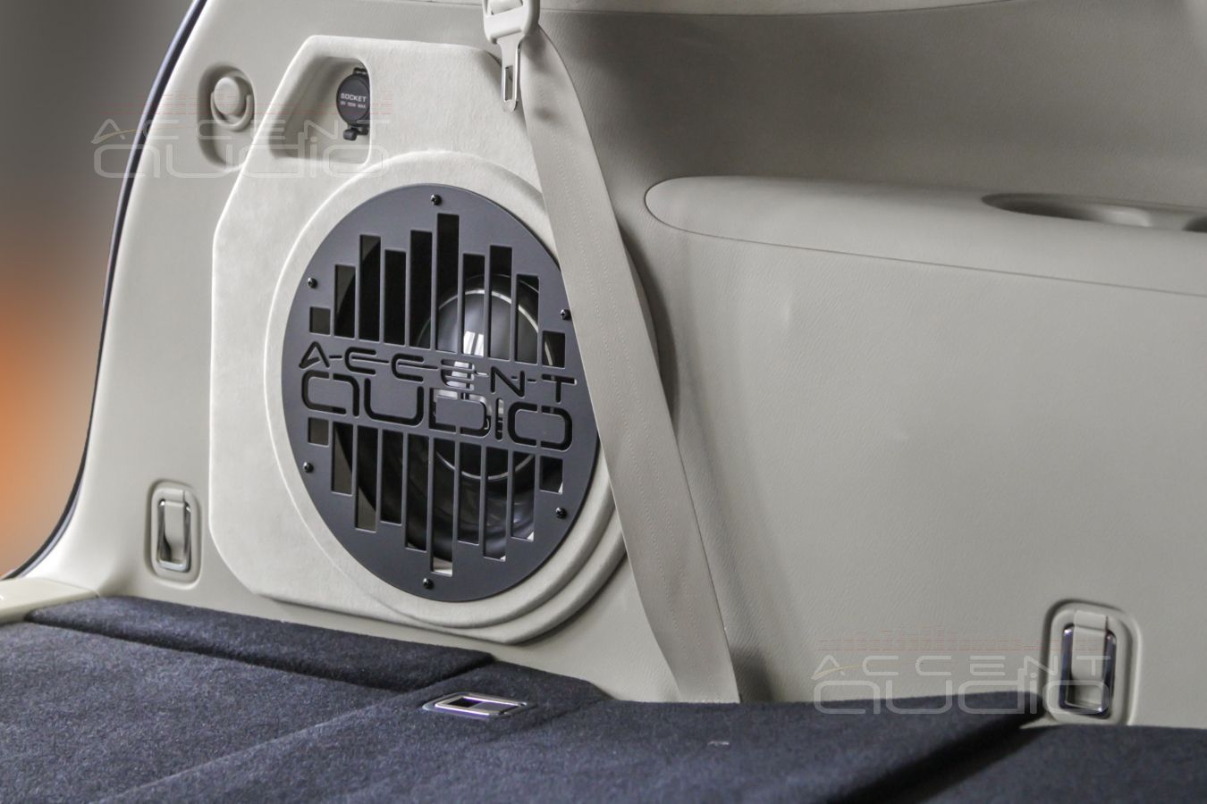 Настоящий сабвуфер-стелс для Infiniti QX80 – злой JLAudio в нежно-бежевом оформлении