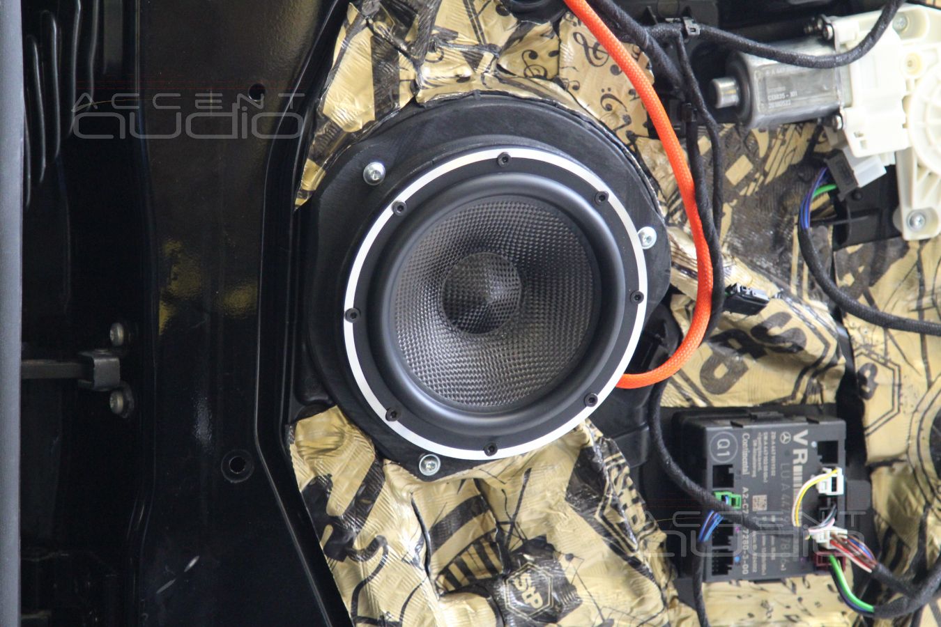 Установка акустики BLAM 165.300 в микроавтобус: установка мидбасовых излучателей