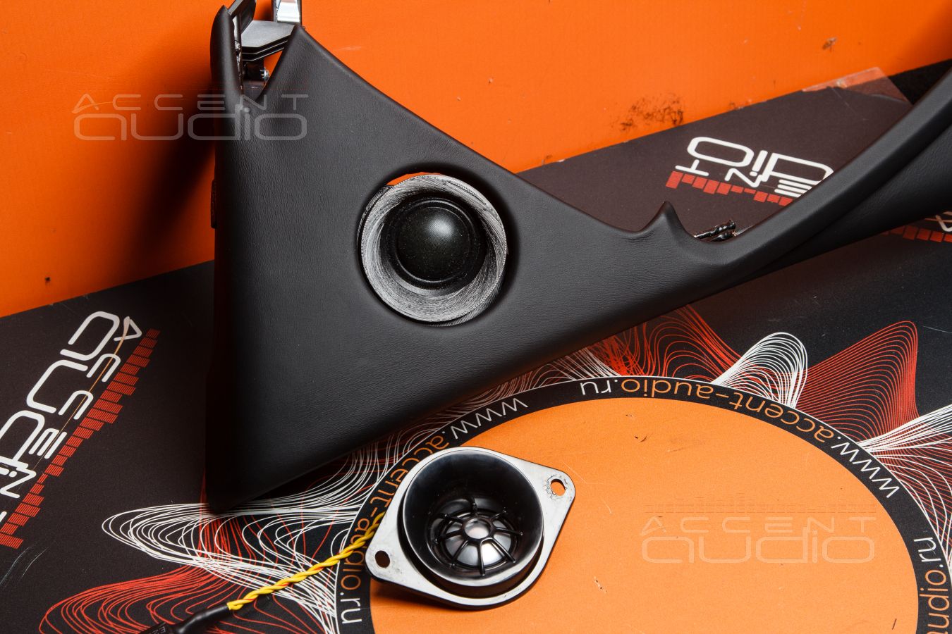 Все по штату: твитеры SOAudio и среднечастотники BLAM в штатных местах Rolls Royce Wraith