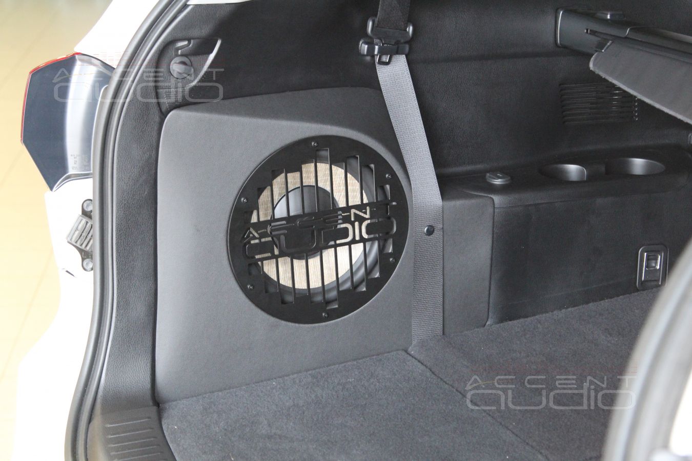 Встроенный сабвуфер-стелс