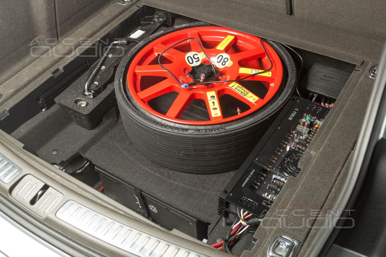 Выбор и монтаж усилителей AB класса в компактный Porsche Macan