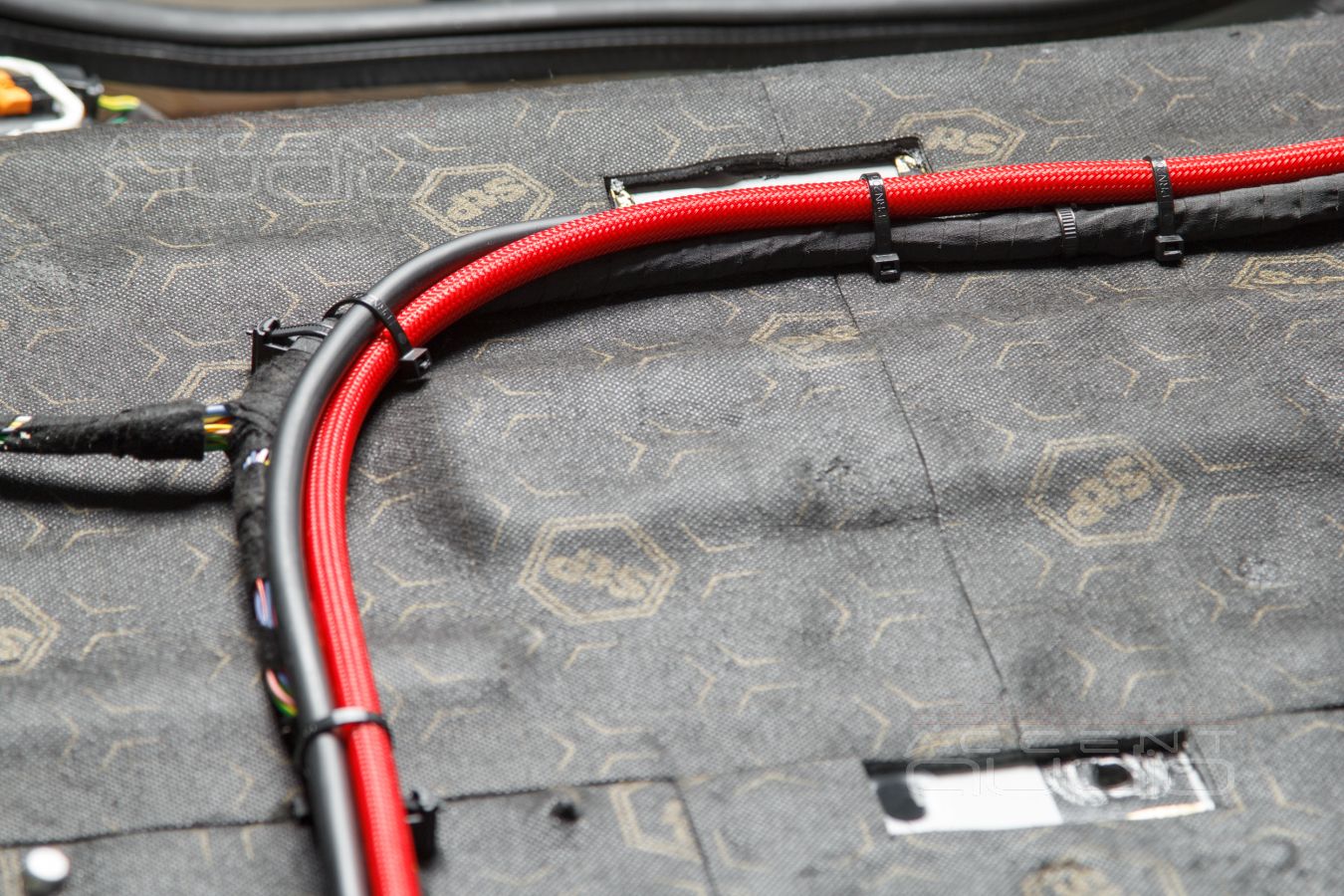 Установка усилителей Helix и Gladen в Opel Zafira Life