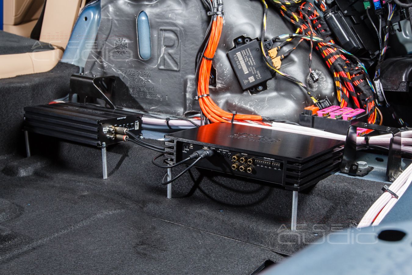 Интеграция усилителей Helix и Ground Zero в Porsche Macan