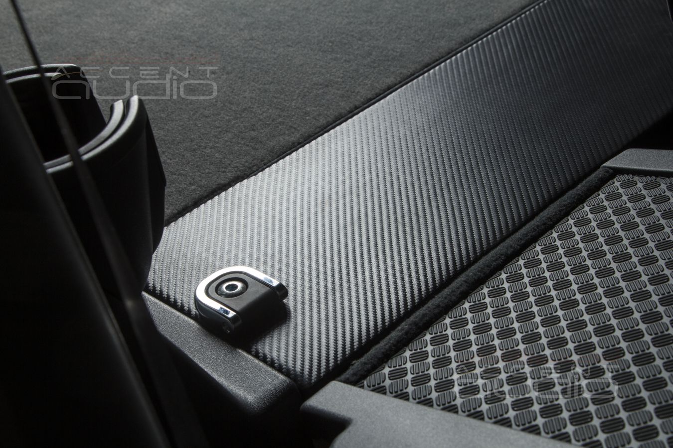 Новый, увеличенный багажный отсек и скрытый монтаж усилителя Helix PSix в Land Rover Defender