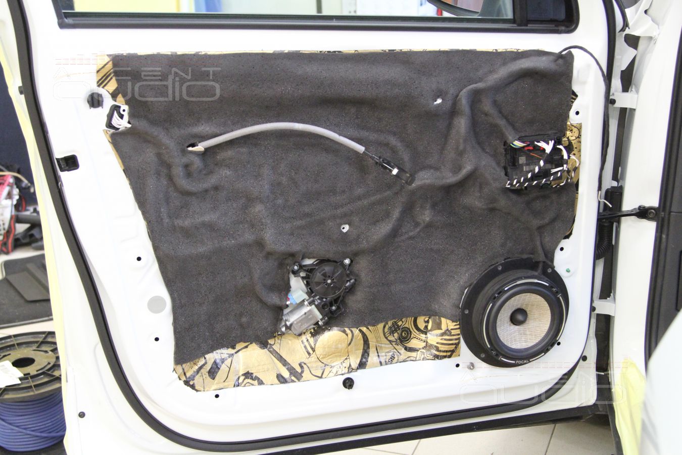 Установка мидбасов в новый Тигуан