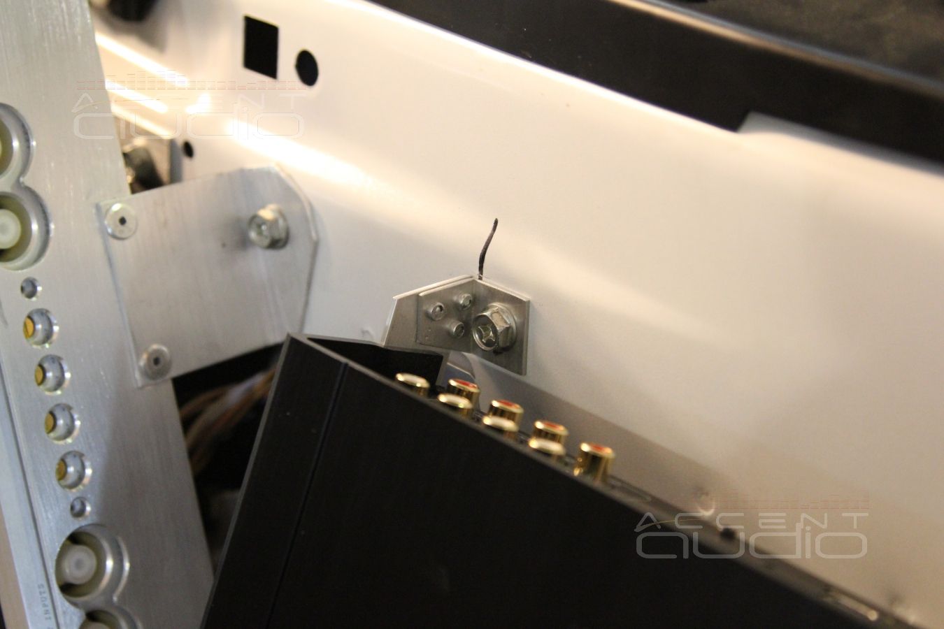 Установка усилителей E.O.S в Range Rover Discovery