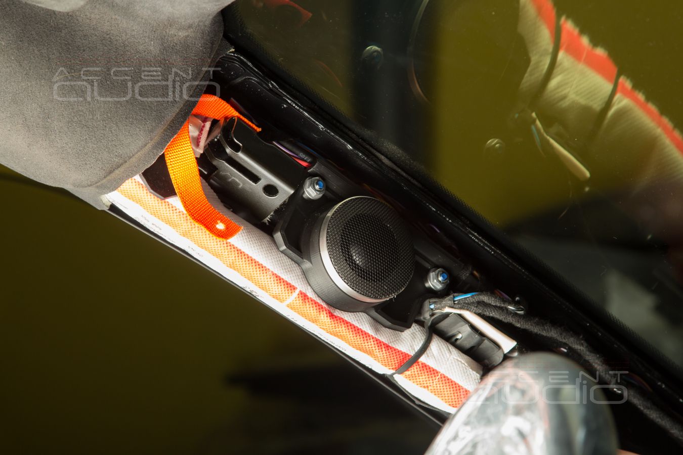 Сложный ШТАТНЫЙ монтаж ВЧ излучателей Brax ML1 в Porsche Taycan