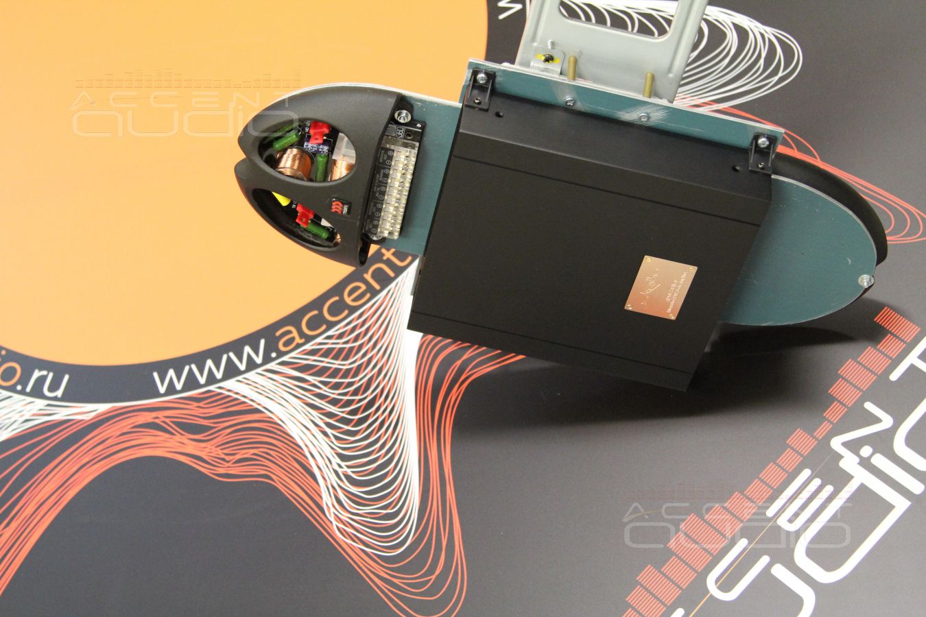 Установка усилителя Zapco ADSP-Z8 IV-8 в Hyundai Genesis