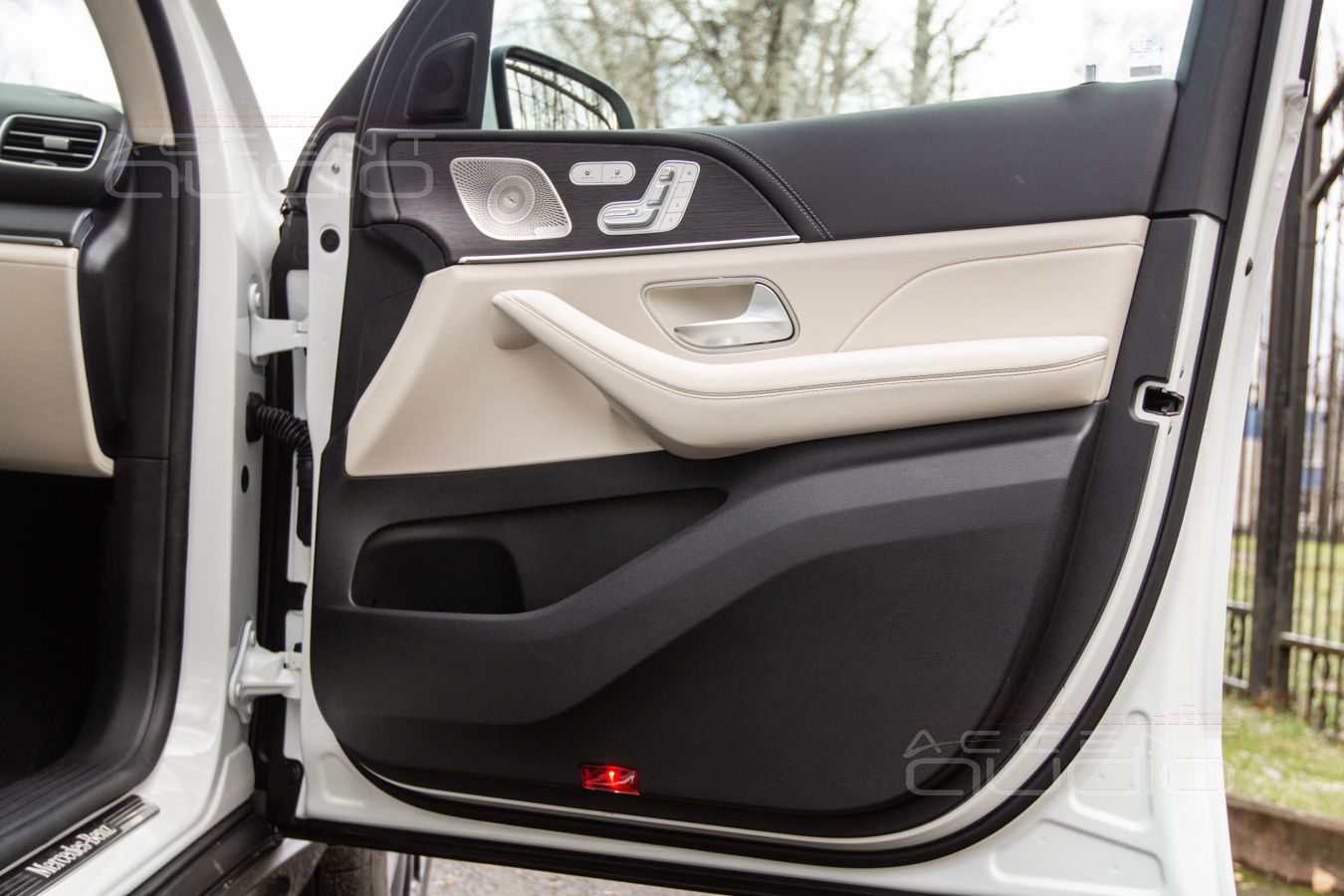 Монтаж акустики Gladen ONE 200.3MB в штатные места MB GLE