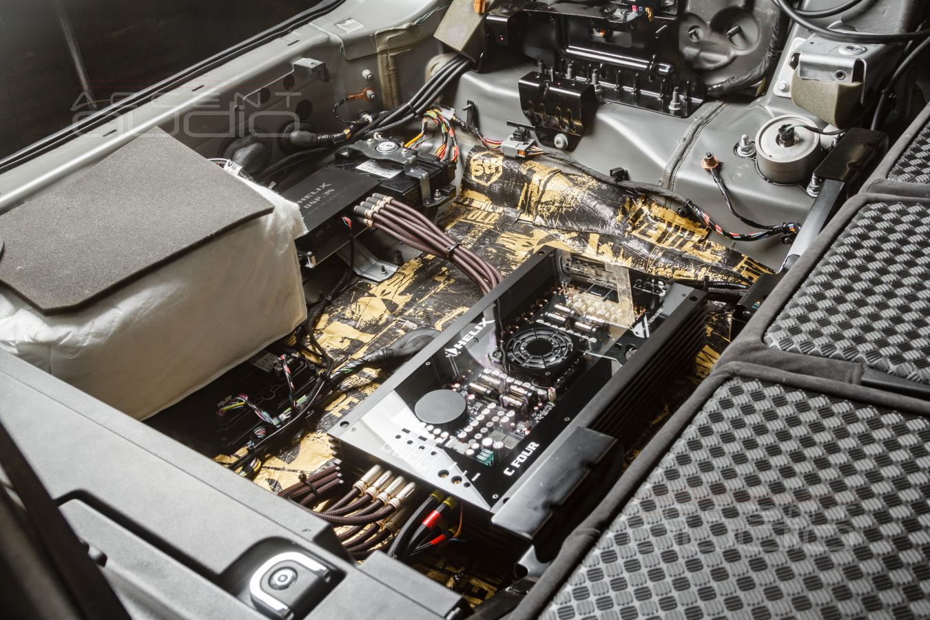 Скрытый монтаж лучших немецких усилителей и аудиопроцессора Helix в LandRover Defender