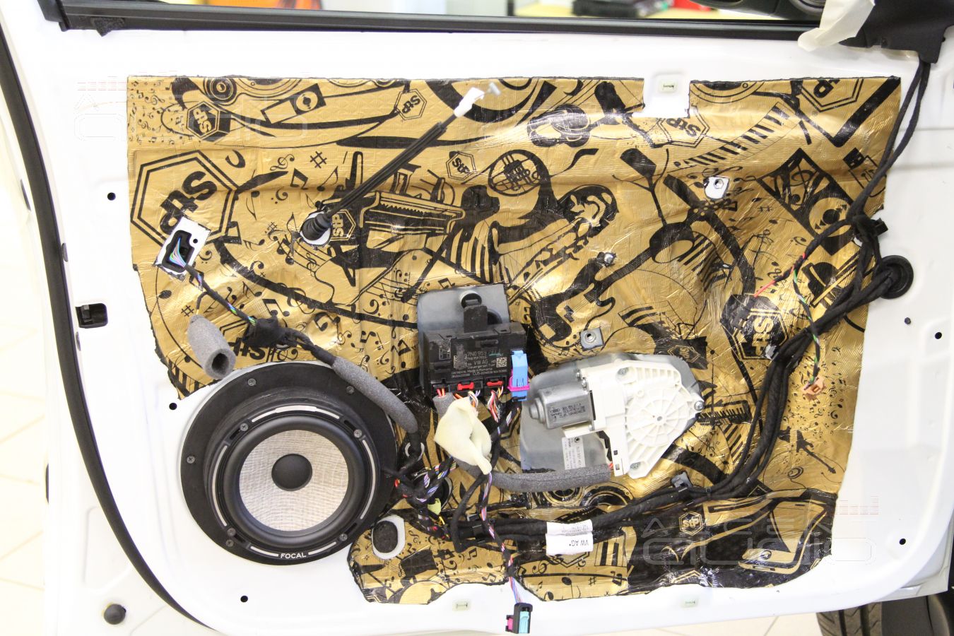 Установка мидбасов Focal