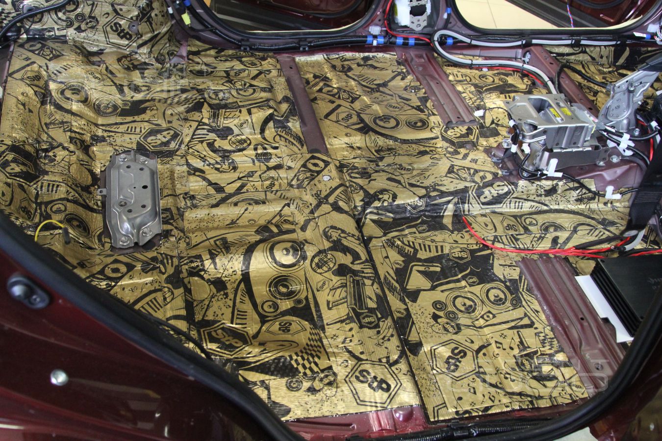 Скрытая установка усилителя Helix Psix и шумоизоляция Toyota Rav4