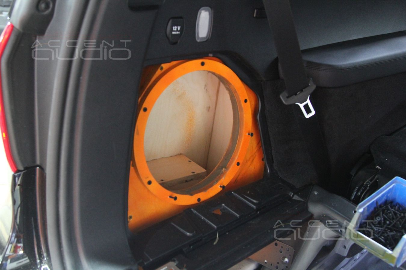 Встроенный сабвуфер в Mercedes GL 63 AMG