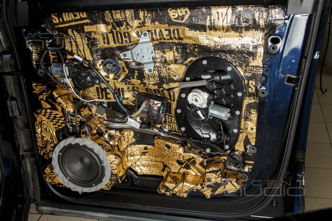 Великолепная бумага из Дании: ScanSpeak 18W/4531G01 в дверях Bentley Bentayga