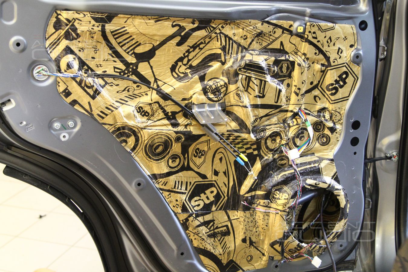 Аудиоподготовка дверей Mitsubishi Pajero Sport