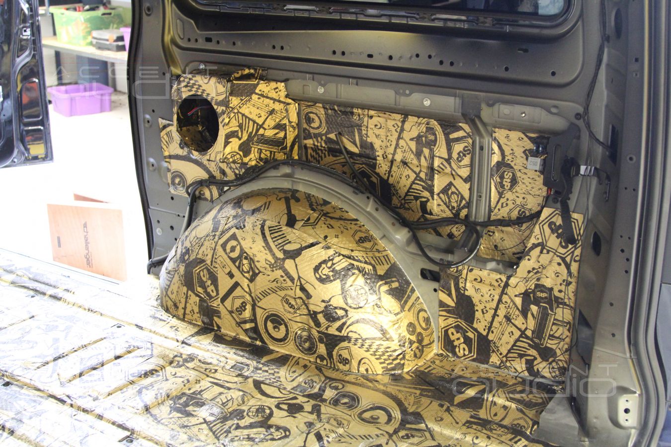 Шумоизоляция Mercedes Vito: пол и задние арки