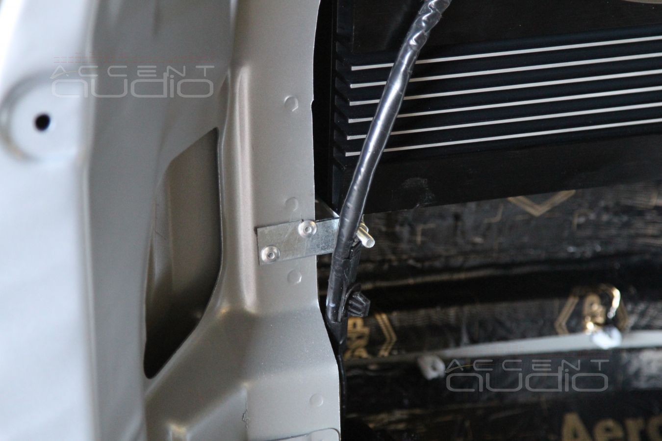 Скрытая установка усилителя в Mitsubishi Pajero Sport 2013