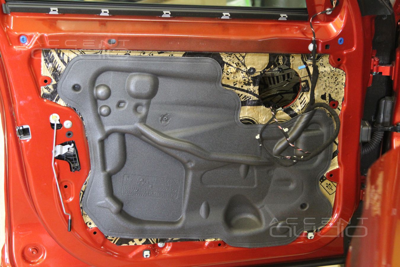 Шумоизоляция дверей и установка среднечастотников