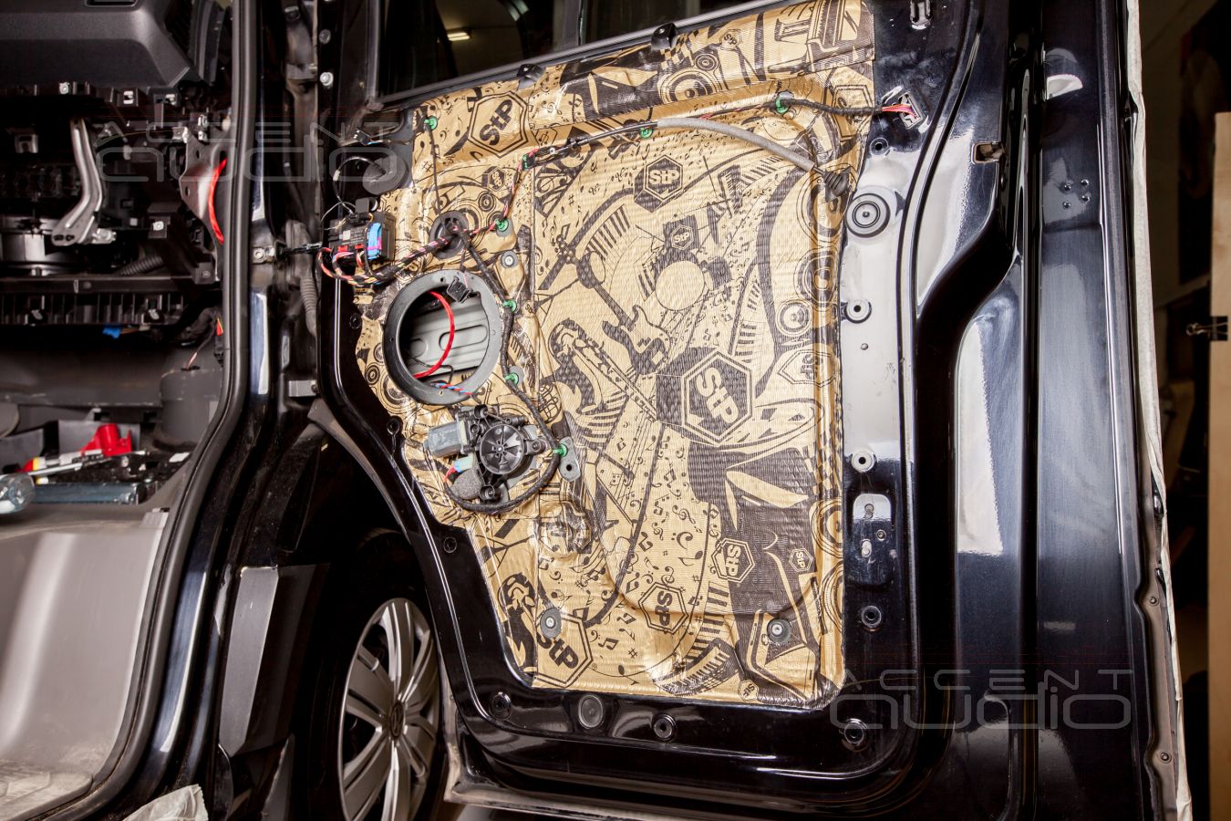 Особенности аудиоподготовки дверей Volkswagen Crafter и установка новых мидбасов SOAudio