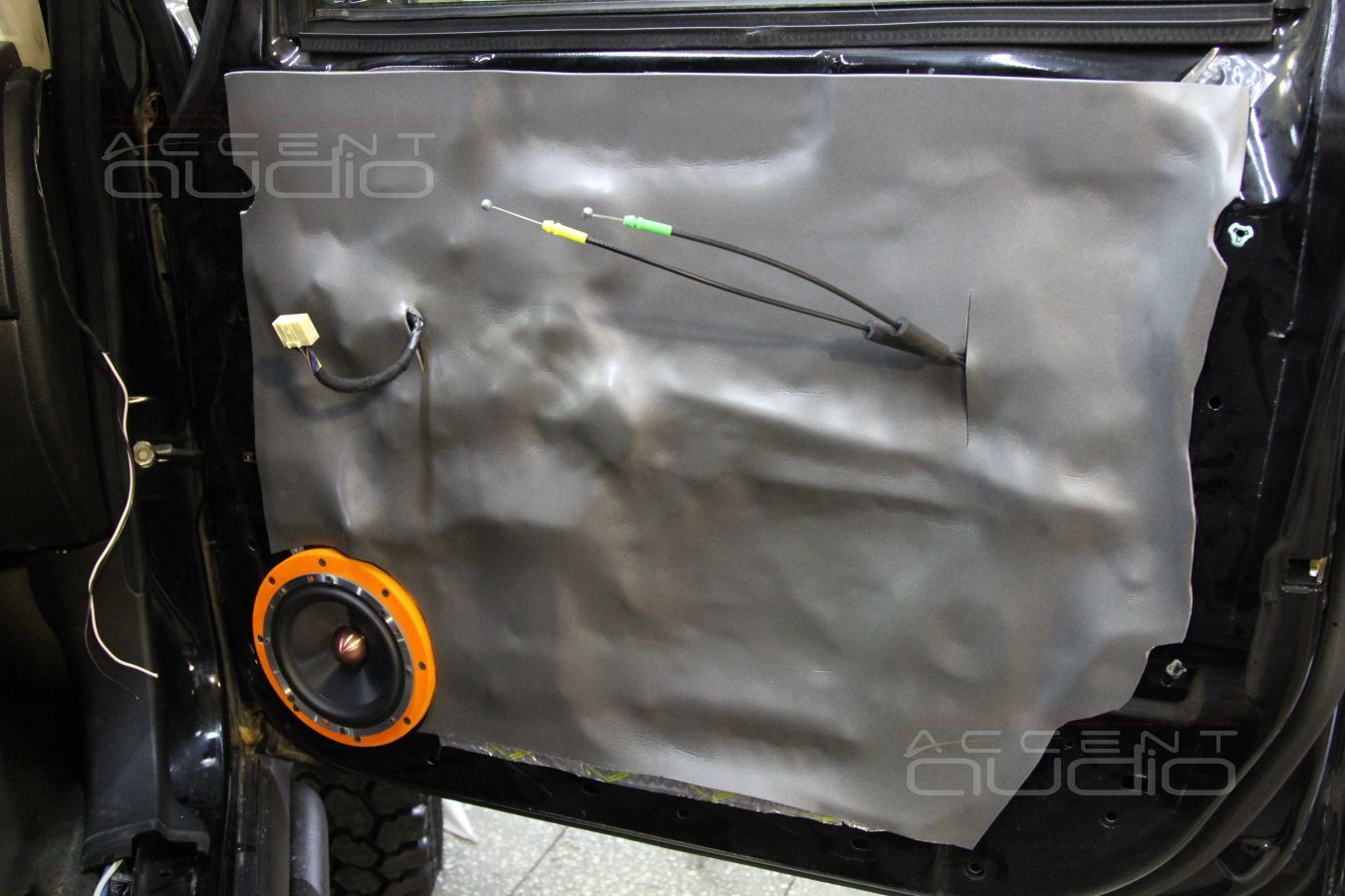 Установка акустики в Hummer H3