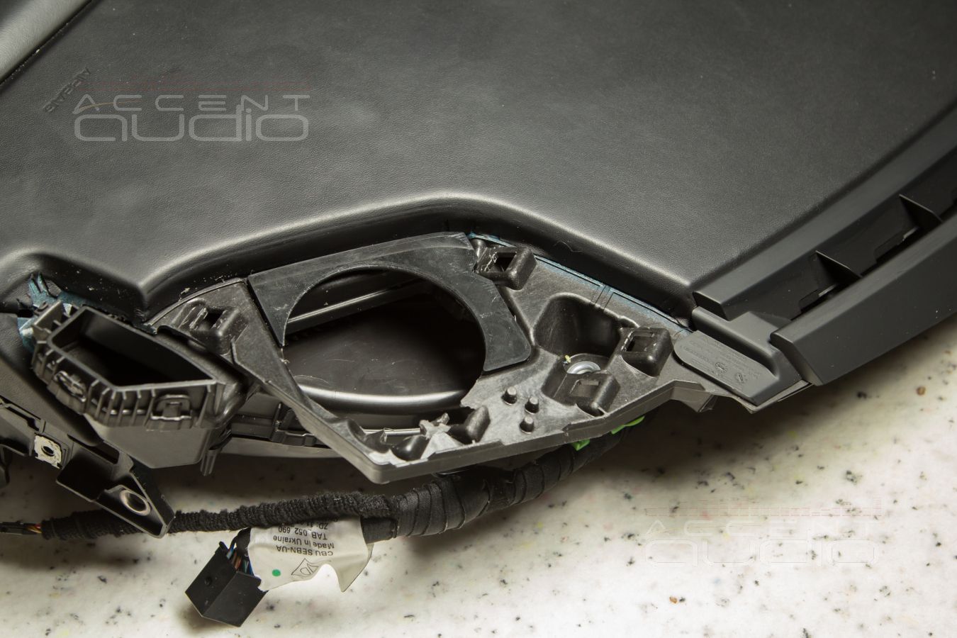 Полная средняя полоса для слушателя: установка среднечастотных Brax ML3 в Porsche Taycan