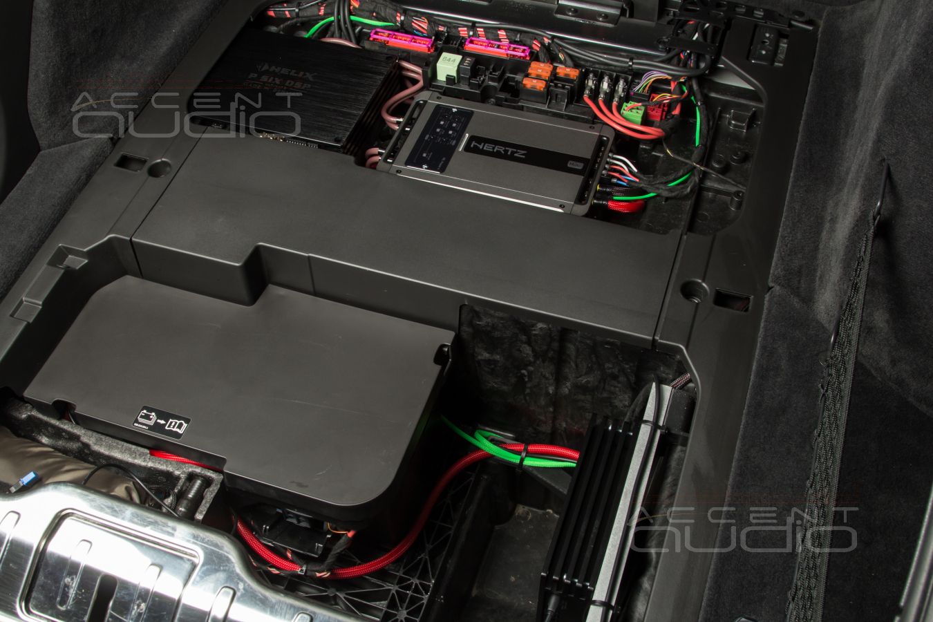 Усилители Helix PSix Ultimate и Hertz ML Power 4 в Porsche Panamera – штатно !