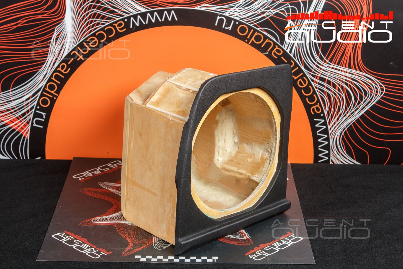 Главный по басу: сабвуфер-стелс для BMW X5 с динамиком JLAudio