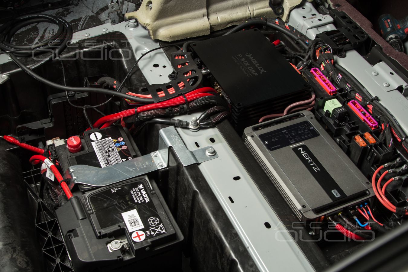 Самый технологичный и красивый монтаж усилителей Helix и Hertz в новый Porsche Panamera