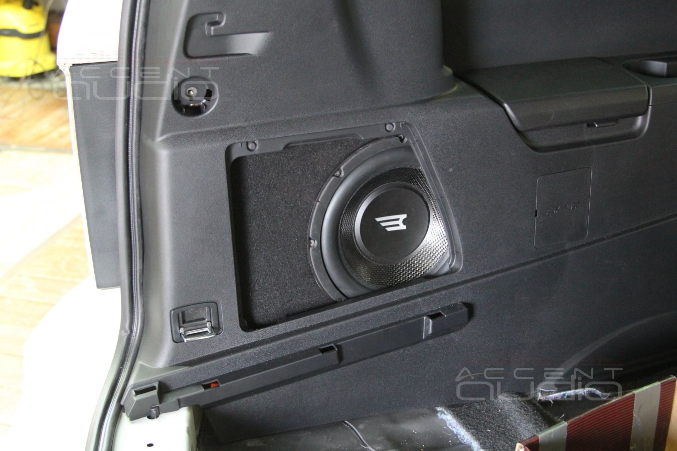 Сабвуфер-стелс в Honda Pilot White Edition