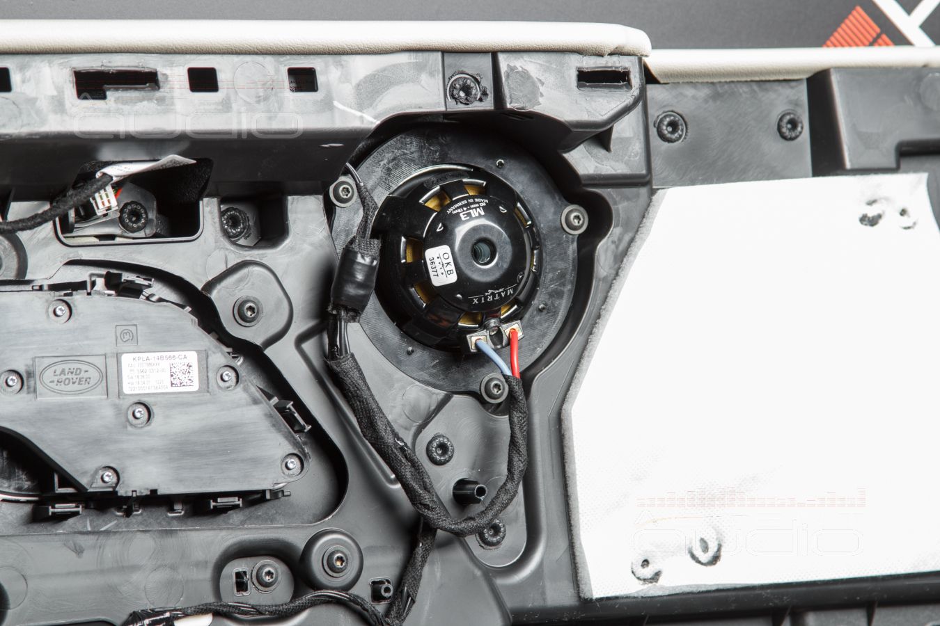 Среднечастотные излучатели Brax ML3 штатно в передних и в задних дверях Range Rover