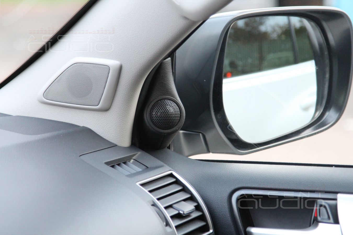 Установка трехполосной акустики в Toyota Prado 150: твитеры Eton и подиумы для них