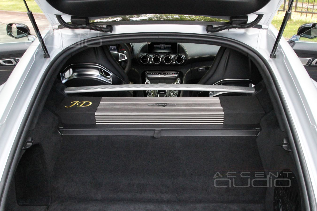 НЕ скрытая установка шестиканального усилителя Zapco в Mercedes-Benz GT