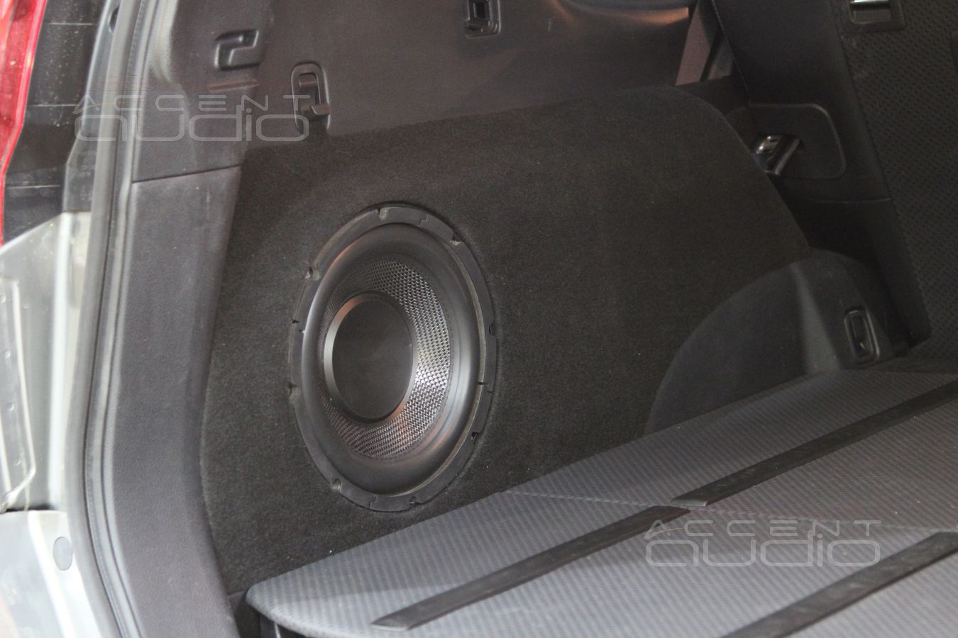 Встроенный сабвуфер стелс с Nissan X-Trail