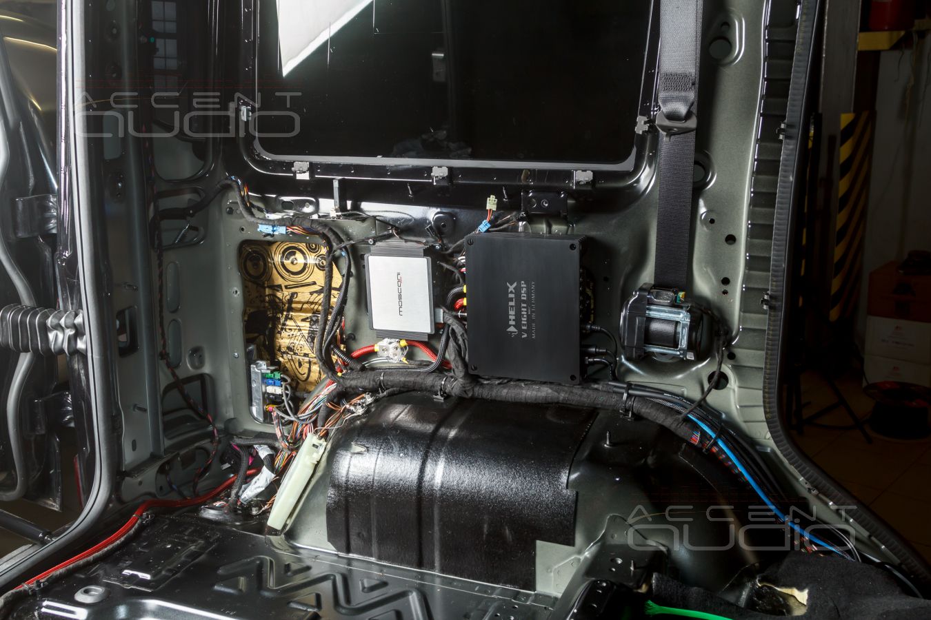 Update: новинка для Gelandewagen без Burmester – скрытый монтаж усилителей