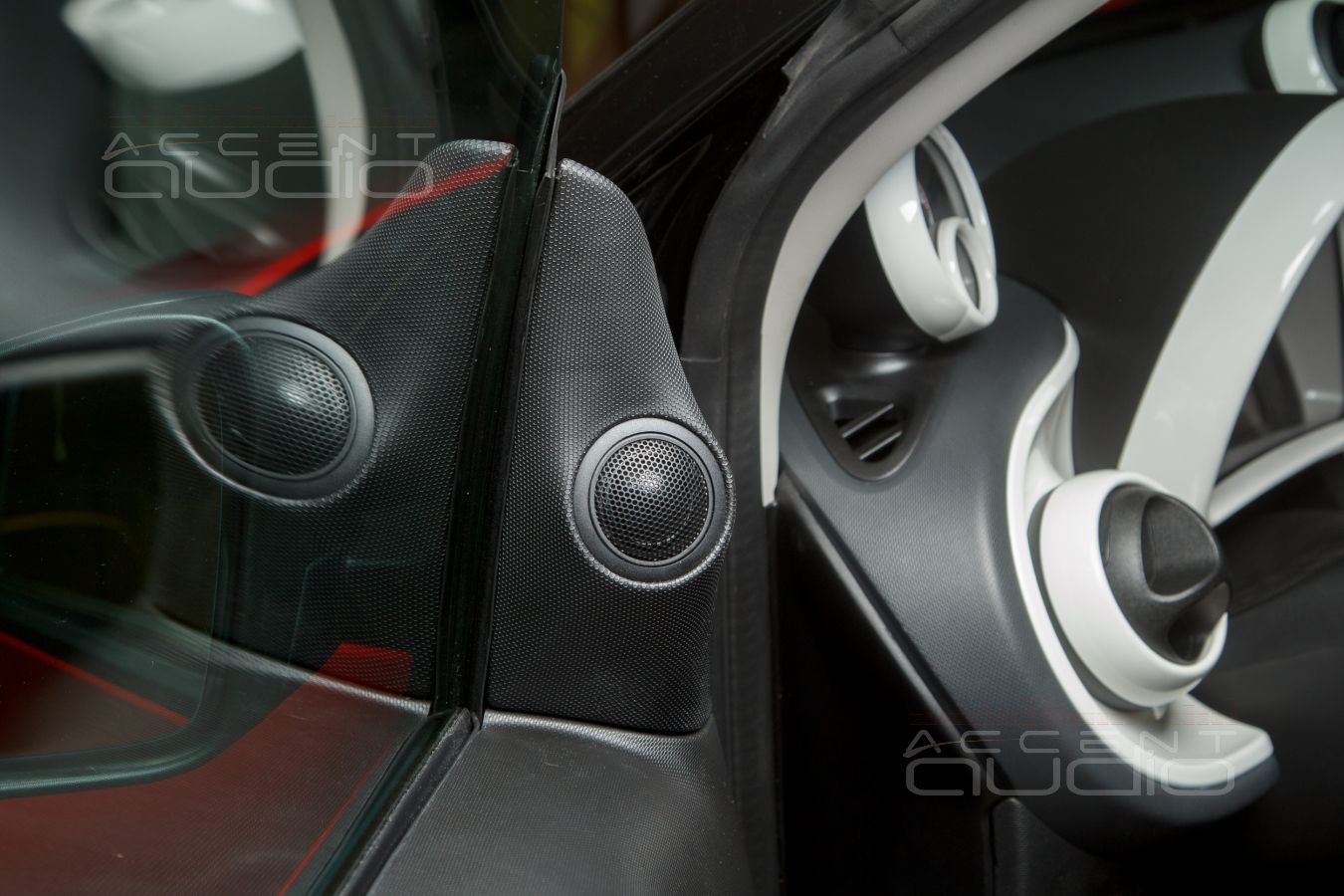 Штатные подиумы для твитеров SOAudio в Smart Fortwo