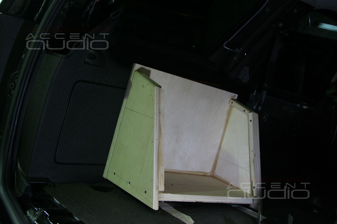 Съемный сабвуфер-стелс Boston в Chevrolet Tahoe