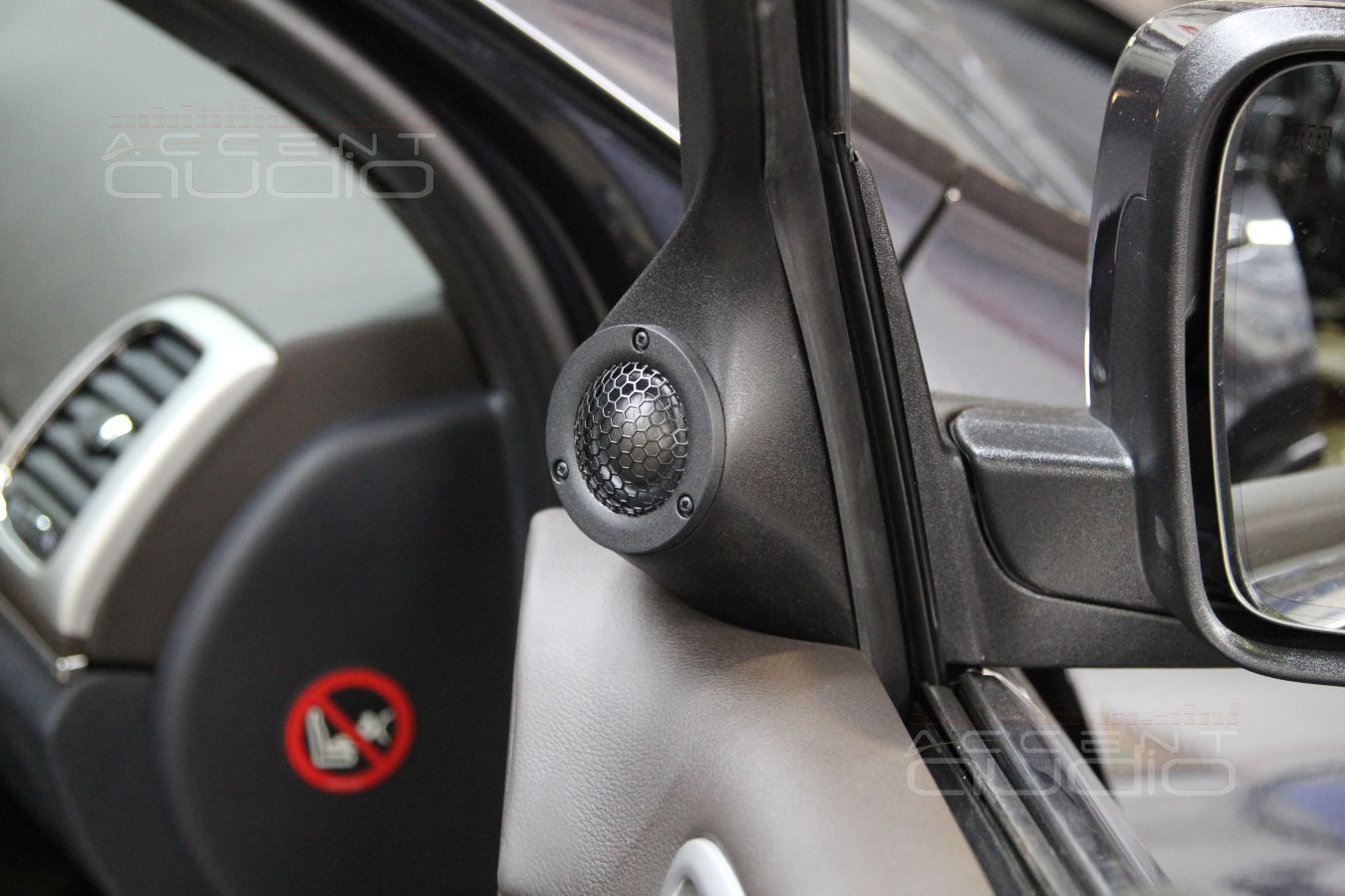 Подиумы под твитеры ScanSpeak в Jeep Grand Cherokee 2014