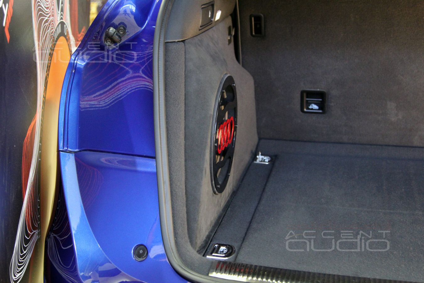 Идеальный сабвуфер-стелс для Audi Q5 – вариант Dego SB-10 P-MK 2