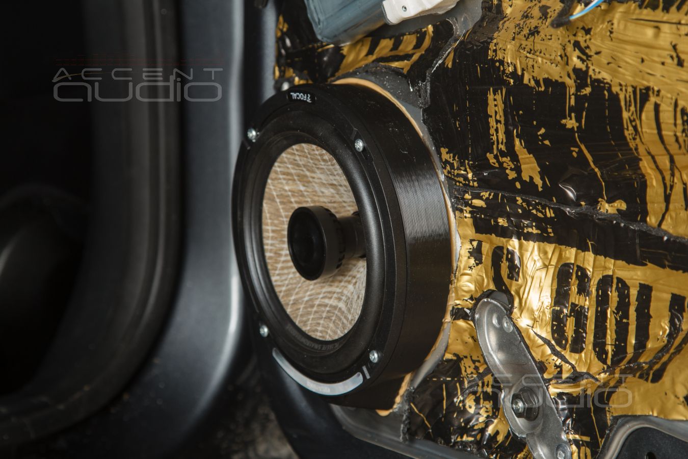 Комплект из двух подиумов для установки тыловых коаксиальных 165 мм мидбасовых излучателей в MB CLS (X218) 2014-2017.