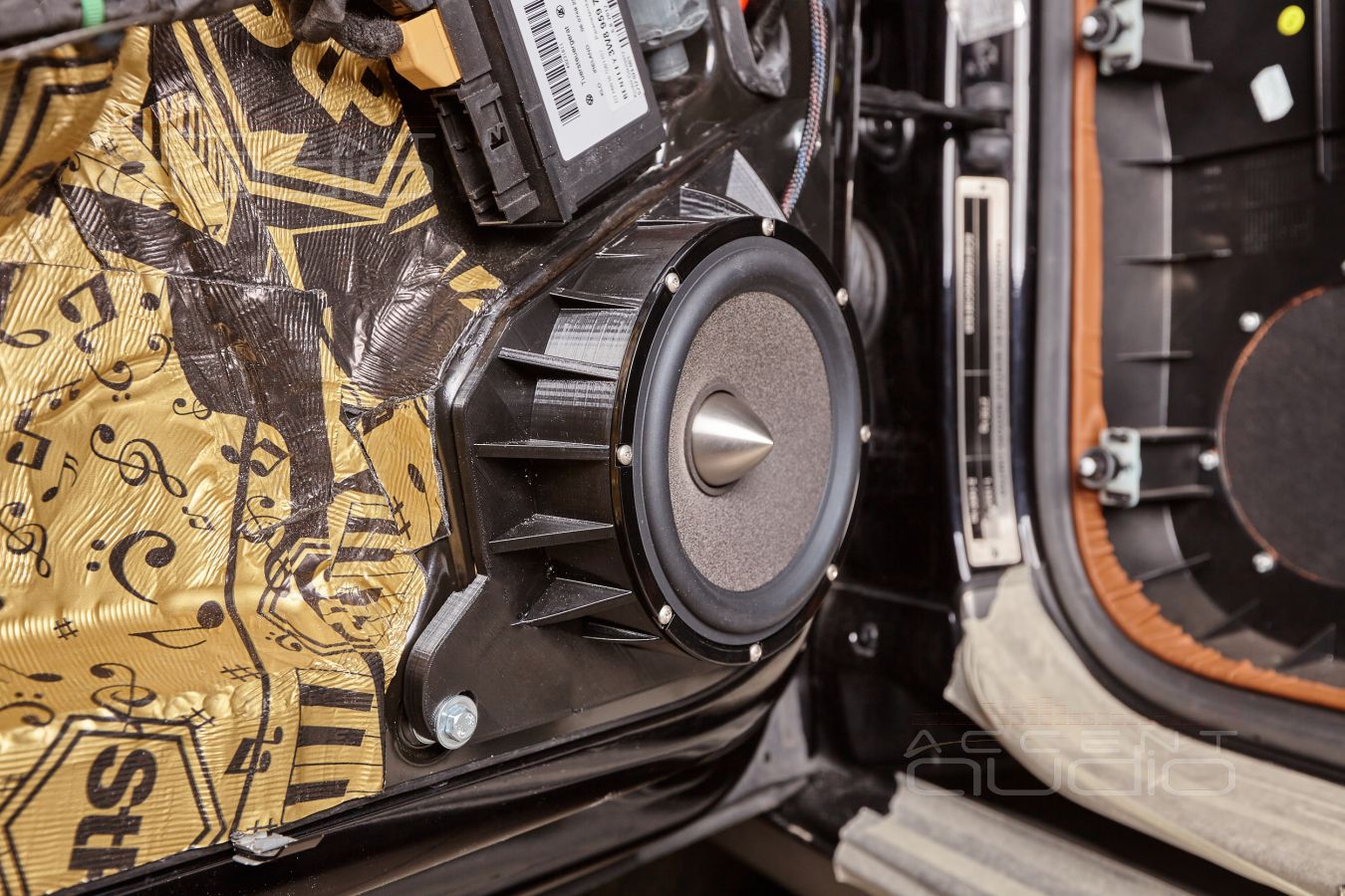 Новая акустика Brax ML6P в дверях Bentley Continental GT.