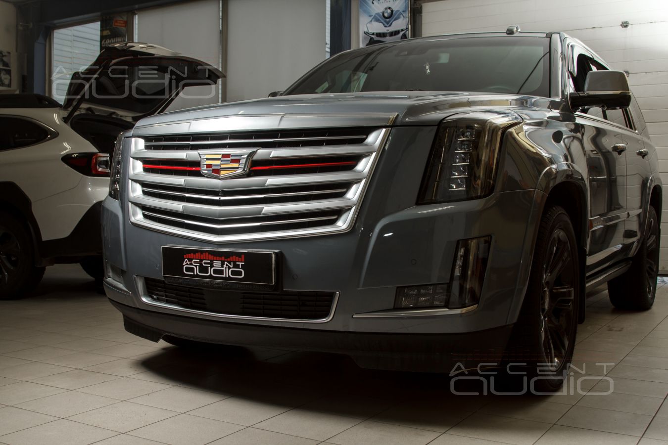 Комплект из двух подиумов для установки заглушки подстаканников третьего ряда пассажиров в Cadillac Escalade 2014-2020.