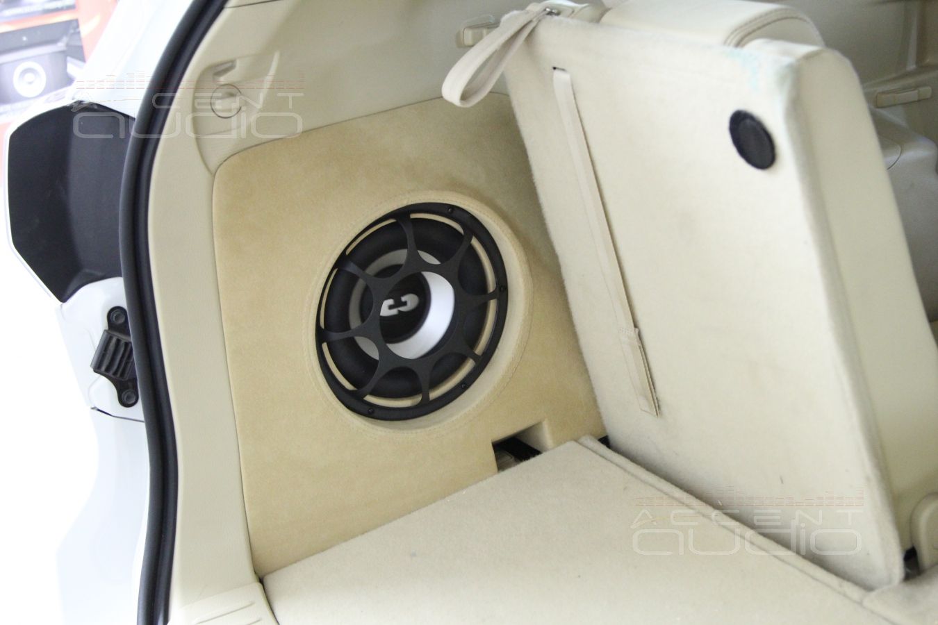 Встроенный сабвуфер в Toyota Highlander 2015 не мешает 3 ряду сидений