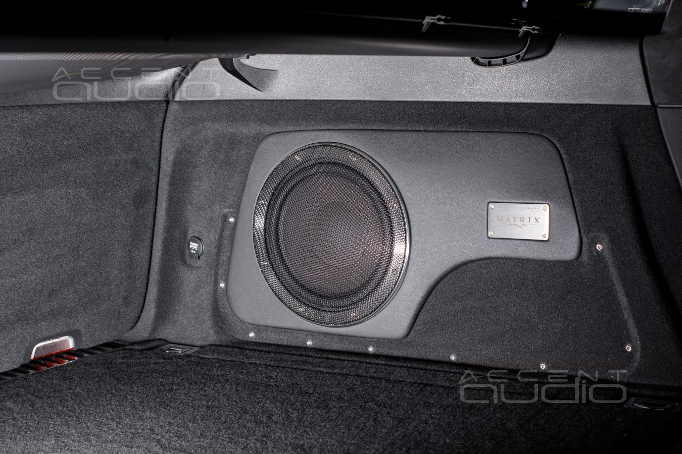 Сабвуфер-стелс для Porsche Cayenne: стильный немецкий бас